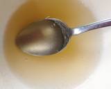 Ngâm gelatin vào nước cho gelatin tan ra.