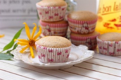 Những chiếc bánh cupcake nhỏ nhắn, xinh xắn với hương vị trà sữa thơm lừng, ngọt thanh, xốp mềm và ngon rất thích hợp để bạn đổi gió cho bữa sáng đấy. Nhanh tay lưu ngay công thức lại nha.