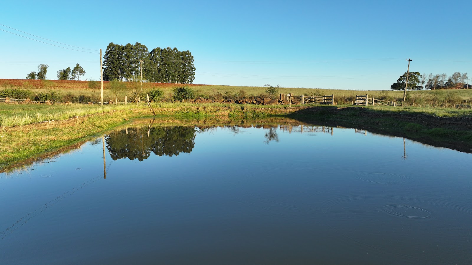 Açude do Sítio São Pedro com reflexo do céu azul