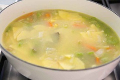 Sau đó thêm nước dùng gà. Thêm bông cải. Đun sôi đến khi rau củ chín mềm.