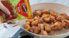 Bạn phi thơm 20gr tỏi băm, 20gr hành băm rồi cho gà đã chiên vàng vào đảo cho thơm. Bí quyết để có món gà xốt chua ngọt ngon là dùng gói xốt gia vị hoàn chỉnh Sườn xào chua ngọt Barona. Bạn vừa rưới gói sốt vừa đảo đều tay. Khi xốt đặc lại, bám đều xung quanh những miếng gà chiên vô cùng thơm ngon, rắc 10gr mè đã rang vào rồi tắt bếp.