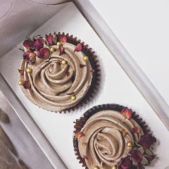 Cho kem bơ vào túi bắt bông và trang trí phần topping tùy theo ý thích. Và vậy là hoàn thành bánh cupcake chocolate cho người ăn chay thuần rồi. Hi vọng các bạn thực hiện được thành công và có món bánh thật xinh đẹp nhé!