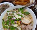 Xếp bánh phở vào tô, xếp bò lên trên, chan nước, rắc hành ngò, tiêu, dùng ngay. Mình chần thêm chén trứng gà ta ăn kèm cho bổ. Phở tái viên ăn kèm quẩy rất hợp cả nhà nhé.