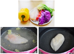 Luộc chín gà trong nước có thả vài lát gừng tươi. Khi gà chín vớt ra, thả vào thau nước lạnh để làm mát. Ớt chuông vàng cắt đôi, nửa phần cuống giữ lại để lát nữa dùng trang trí, nửa còn lại đem cắt sợi nhỏ. Xà lách xé nhỏ, ớt sừng và bắp cải tím cũng cắt sợi nhỏ kích thước tương tự.