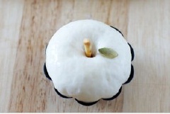 Cuối cùng nhét bánh gậy vào giữa làm cuống, còn dính hạt bí vào làm lá. Sau đó đem bánh đi nướng ở 190 độ C trong 12 phút.