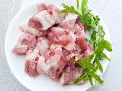 Sườn rửa thât sạch nhiều lần với muối, chặt miếng vừa ăn rồi đem chần qua nước sôi và vớt ra rửa lại với nước cho sạch chất cặn. Ướp sườn với hạt nêm, tiêu, đường, bột ngọt, trộn đều và để 15 phút cho thấm. Tỏi gừng bỏ vỏ, đập dập. Thơm cắt miếng vừa ăn.