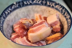 Thịt ba chỉ rửa sạch, để ráo, cắt lát vừa ăn, cho thịt vào chén, trộn vào 1 muỗng canh đường trắng, 1 muỗng cà phê xì dầu, muối, dầu hào, ướp khoảng 25 phút.