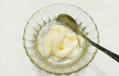 Cho sốt mayonnaise vào bát con, thêm 2 muỗng canh đường và 1 muỗng canh giấm sau đó trộn đều cho tới khi đường tan hết là được, để sang 1 bên.