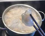 Luộc bánh: nấu nồi nước sôi, thả làn lượt từng cái bánh vào, vẫn để nước sôi lớn, đảo nhẹ bánh cho khỏi dính nhau, luộc khoảng 5-7', vớt thử 1 cái bánh lên thấy bột từ từ trong veo là chín. 
Đổ bánh ra rổ, xả nước lạnh và xóc lên cho bánh rời nhau rồi để ráo, cho vào nồi/thố.