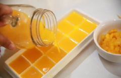 Dùng khay đá viên để làm khuôn kem. Rót nước ép thơm vào đầy 8/10 mỗi khuôn. Thơm cắt nhỏ hạt lựu. Sau đó dùng muỗng múc thơm vào vừa đầy các khuôn.