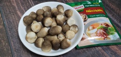 Dùng dao nhọn cạo bỏ phần dơ và chân nấm, rửa sạch nấm rơm với nước muối pha loãng rồi rửa lại với nước lạnh cho sạch. Rửa sạch rồi cắt lát dày gừng, cắt lát ớt sừng. Khi cắt gừng, các bạn nhớ ngâm gừng vào nước để gừng không bị thâm đen nhé.