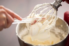 Tiếp theo, đổ chocolate trắng vào hỗn hợp ở trên trộn đều.
