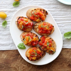 Cuối cùng xếp các lát bánh mì ra đĩa. Múc hỗn hợp salad cà chua bi lên trên là có thể dùng rồi nhé! Bánh mì nướng cà chua bi là món ăn đơn giản mà ngon. Thời gian chế biến chưa đầy 15 phút, thích hợp cho những bạn hay bận rộn công việc.