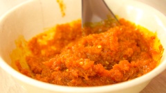 Làm sốt muối ớt ướp thịt gà: cho vào cối xay hoặc giã nhuyễn 20gr sả, 20gr tỏi, 1 trái ớt sừng, 2 trái ớt hiểm, 30gr tôm khô ngâm nở và 15gr muối hột. Sau đó cho hỗn hợp vừa xay ra chén, trộn thêm 2 muỗng canh tương ớt, 2 muỗng canh dầu điều, 2 muỗng canh nước mắm, 1 muỗng canh mật ong, 1 muỗng canh bột ngọt (nếu không thích bột ngọt bạn có thể bỏ nguyên liệu này). Khi thấy hỗn hợp hoà quyện với nhau, sốt ướp lên màu đỏ đẹp mắt, cảm nhận được mùi thơm tỏi sả và tôm khô là được.