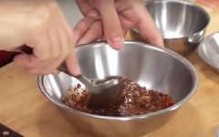 Tiếp theo cho 1 muỗng cà phê ớt bột, 2 muỗng canh nước mắm. Dùng muỗng nghiền đường tan. Cách làm nước chấm hải sản Thái của mình chỉ bỏ ớt bột thôi vì mình không ăn cay, các bạn nào thích cay có thể cho thêm khoảng 3 4 quả ớt xiêm nhé.