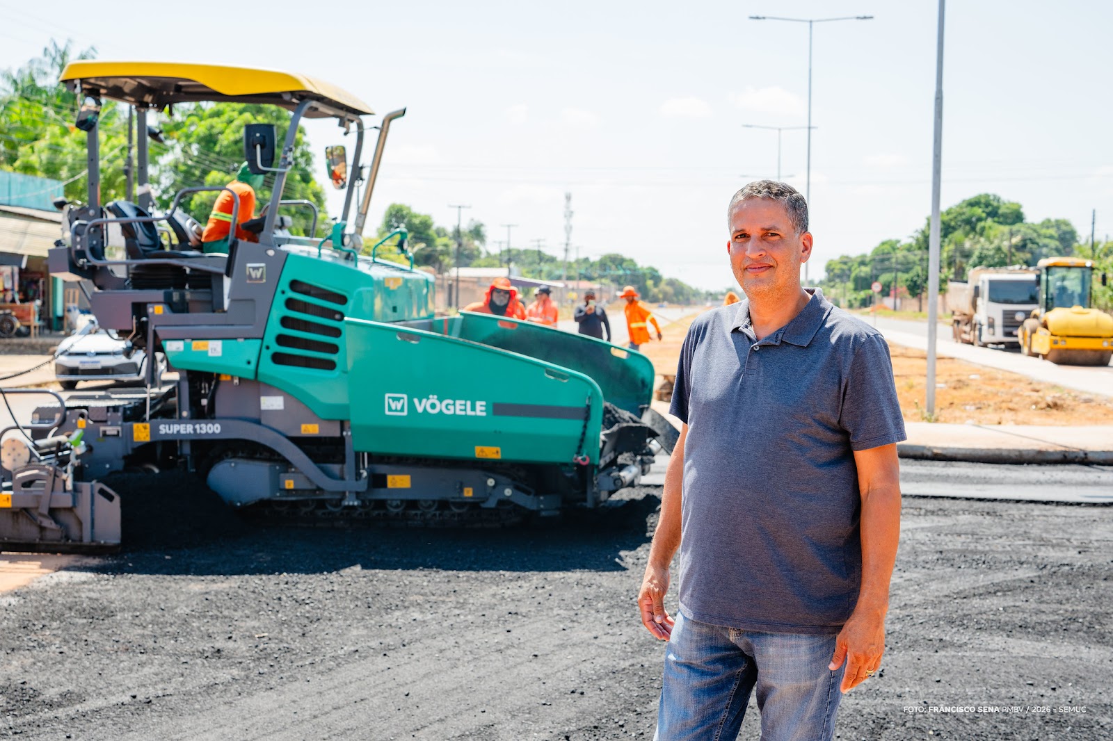 Canteiro central em obras no bairro Laura Moreira para a construção de nova praça e infraestrutura em Boa Vista.