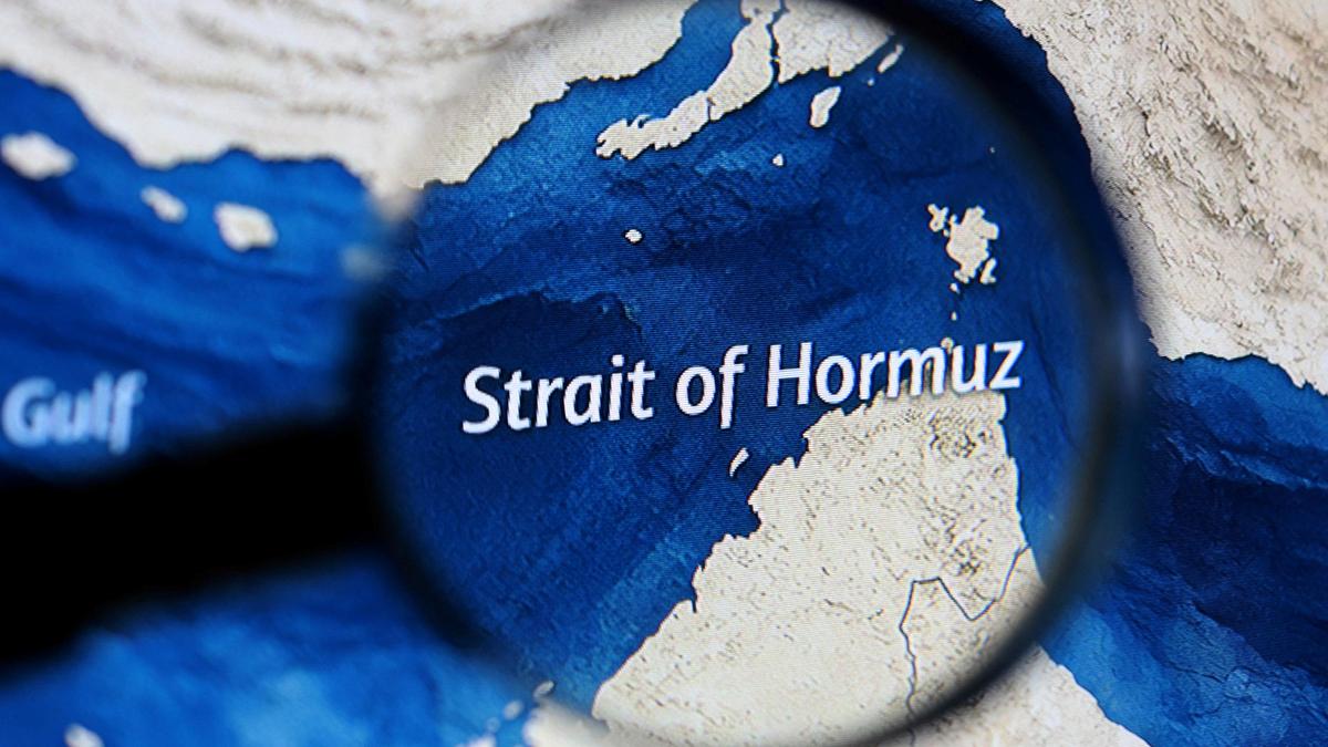 Centre: No Permission Needed to Cross Strait of Hormuz Amid Iran War