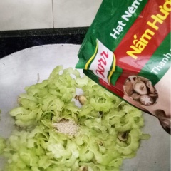 Nêm 1 muỗng cafe hạt nêm Knorr Nấm hương, nửa muỗng cafe muối, đảo cho gia vị thấm đều. Nêm nếm lại cho vừa khẩu vị.