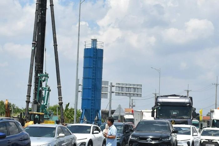Ô tô xếp hàng dài chờ vào cao tốc Hậu Giang - Cà Mau - Báo Tiền Phong