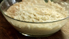 Cho thêm vào tô tinh bột mì phần khoai mì vắt ráo (800gr), 150gr đường thốt nốt, 120gr bột năng, 120ml nước cốt dừa và phần nước ngâm chuối rồi trộn đều cho tất cả hòa quyện lại với nhau.