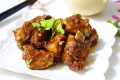 Xúc sườn vừa rim xong ra đĩa và thưởng thức. Món sườn rim sữa đặc có mùi thơm của sữa, mềm ngọt tự nhiên, đậm đà gia vị, rất đưa cơm.