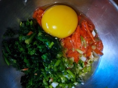 Cạo carrot thành lát, bóp qua muối cho mềm. Rửa sạch cải bó xôi, trần qua nước sôi, thái nhỏ. Cắt nhỏ hành lá. Cho cà rốt, cải bó xôi, hành vào bát to, cho trứng và bột mì vào bát rồi trộn đều hỗn hợp trên.