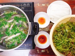 Múc nước lèo ra lẩu, cho ngò gai thái nhỏ và vài lát ớt. Khi nước lẩu sôi cho cá kèo vào đậy nắp lại, gắp cá ra và thưởng thức khi còn nóng. Xếp rau muống bào, bún và một bát nước chấm mắm ớt xung quanh nồi lẩu và thưởng thức.