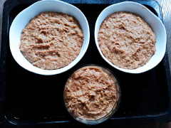 Cách làm pate Hải Phòng nướng: Rửa sạch mỡ phần (mỡ heo cứng), thấm khô nước, thái thành những lát nhỏ. Xếp đều mỡ heo xuống đáy khuôn thành một lớp mỏng (hoặc tô đựng pa tê gan nướng). Đổ hỗn hợp làm pa tê gan heo vào khuôn đã chuẩn bị sẵn, đặt vào khay nướng. Đổ thêm nước vào khay. Làm pate gan heo nướng ở 190 độ C trong khoảng 20-30 phút là được.