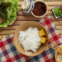 Cho bún ra tô, cho các topping vào rồi múc nước dùng vào rồi rắc hành, ngò gai và lá tía tô thái nhỏ vào. Món ăn này dùng kèm với rau sống và ớt chưng sẽ tăng thêm hương vị ngon vốn có của món bún.