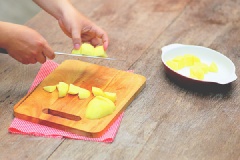 Khoai tây rửa sạch, luộc sơ, lột vỏ, cắt miếng vừa ăn. Cà rốt gọt vỏ, rửa sạch, cắt hạt lựu vừa ăn.