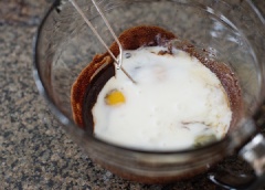 Cho bơ, chocolate vào lò vi sóng, quay nhanh. Kế đến, bạn thêm 115ml sữa tươi, 115gr đường, 2 quả trứng, 1 muỗng cà phê vani vào, khuấy đều.