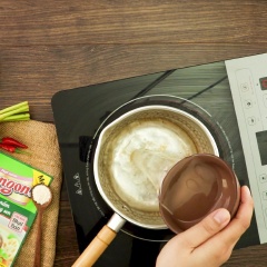 Sơ chế: Chuẩn bị các loại nấm và rau ăn lẩu ra dĩa. Bò lát chay ngâm nước cho mềm, ép ráo nước, cắt lát mỏng. Nấu hỗn hợp xốt gồm 1 chén rượu Sake, 1 chén rượu Mirin, 1 chén nước tương “Phú Sĩ”, 4 muỗng canh đường, 1 muỗng cà phê hạt nêm Aji-ngon® Nấm hương và hạt sen.