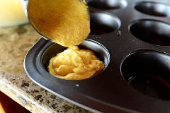 Chuẩn bị sẵn khuôn bánh muffins đã thoa một lớp chống dính, múc bột cho vào khuôn. Xúc xích cắt thành từng khúc nhỏ vừa đủ bánh và cho vào giữa bột. Đặt khay bột vào lò nướng từ 10 - 12 phút là bánh chín. Lấu bánh ra khỏi lò, chờ nguội một chút là có thể dùng được rồi nha.