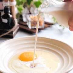 Đập trứng ra tô hoặc dĩa sâu lòng, cho thêm sữa tươi, 10gr đường, bột quế và vanilla vào. Khuấy đều cho trứng và các hỗn hợp hòa quyện.