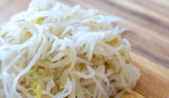 Cuối cùng thêm hành lá băm, tiêu, dầu mè và mè rang vàng vào trộn thật đều. Vậy là bạn đã hoàn thành món ăn rồi.