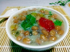 Múc chè ra chén dùng nóng hay lạnh đều ngon. Món chè bùi béo, từng hạt đậu chín mềm thơm mùi nước cốt dừa, quyện trong những sợi bột khoai đủ sắc màu và sánh dẻo thơm của nếp, chắc chắn sẽ không khiến bạn phải thất vọng.
