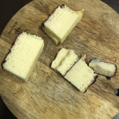 Bánh bông lan phô mai cắt thành những miếng vụn nhỏ. Nếu không có bạn có thể thay bằng vụn cookie. Sau đó trộn đều với kem.