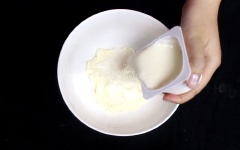 Lấy kem phô mai ra, để hơi nguội. Cho sữa chua vào, trộn đều, dùng máy đánh trứng, đánh bông lên.
