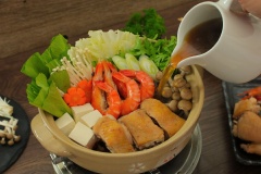 Khi nước lẩu sôi cho thêm 300gr thịt gà chặt khúc vừa ăn, 200gr tôm tươi, 60gr nấm hương vào nấu chín. Cuối cùng múc thịt gà và tôm ra dĩa để riêng, để khi nào ăn thì nhúng vào lẩu cho nóng lên rồi thưởng thức. Khi ăn chuẩn bị 1 chiếc nồi khác, xếp thịt gà, tôm cùng rau nấm vào nồi, chế nước lẩu rồi đun sôi lên thưởng thức thôi.