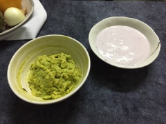 Bơ nghiền nhuyễn. Trộn chung với yogurt (sữa chua).