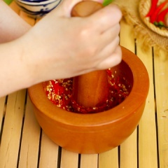 Lá chanh rửa sạch, thái chỉ nhỏ 10gr lá chanh. Cắt lát mỏng 30gr gừng rồi cho vào cối, dùng chày giã nhuyễn. Cắt khoanh nhỏ 20gr sả. Băm nhuyễn 5gr ngò rí. Cắt lát 15gr ớt hiểm rồi cho vào cối, dùng chày giã nhuyễn. Tắc 3 trái cắt khoanh và 2 trái vắt lấy nước cốt.