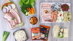 Để làm một bàn tiệc lẩu nướng cho 6-8 người ăn trước tiên bạn cần chuẩn bị các nguyên liệu chính gồm 1kg thịt ba chỉ (500gr cho phần lẩu và 500gr cho phần nướng), 1 gói Lẩu kim chi - Nước dùng hoàn chỉnh Barona, 1 gói Thịt nướng kiểu Hàn Quốc - Xốt gia vị hoàn chỉnh Barona, 200gr kim chi, 120gr bánh gạo, 300gr thịt bò. Ngoài ra cần chuẩn bị thêm các nguyên liệu khác gồm bạch tuộc, xúc xích, chả cá, đậu hũ, nấm, rau xà lách,...