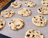 🍪 Chia bột làm hai phần bằng nhau, phần 1 chia thành 10-11 viên.
🍪 Múc bột lên khay từng muỗng, dùng tay ấn thành viên dẹp lép
🍪 Trong khi đó mở lò nướng trước cho nóng ở 190°C