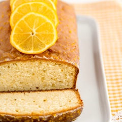 Bánh pound cake chanh vừa có vị thơm lừng của vỏ chanh trong bánh hào quyện với lớp nước sốt chanh chua ngọt rưới bên trên tạo nên độ ngon khó tưởng. Ngày nào rảnh rỗi hãy thử làm ngay chiếc bánh xinh và ngon này nhé.