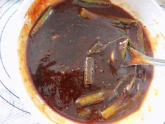 Tiêu, hành lá, gốc ngò rí, hành tím, tỏi và gừng cho vào cối giã nhuyễn. Sau đó, thêm vào tất cả nguyên liệu gia vị còn lại, trộn đều lên.