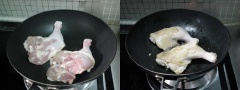 Đùi gà mua về rửa sạch, để thật ráo nước. Sau đó bắc chảo lên bếp cùng một lượng dầu vừa phải, khi dầu nóng đều thì cho đùi gà vào rán vàng hai mặt thì vớt gà ra.