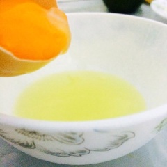 Trứng gà tách lấy hai lòng trắng trứng.