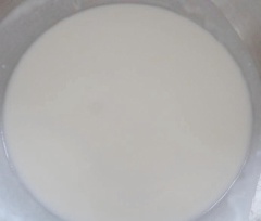 Hòa chung bột gạo, nước cốt dừa, 50 ml nước lạnh, muối, nước cốt chanh và đường trong 1 cái tô.