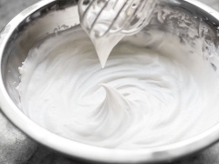 Làm kem vani: cho 250g heavy whipping cream, 2 muỗng đường trắng, 1 muỗng tinh chất vani vào âu, dùng phới lồng trộn đều cho bông lên, tạo đỉnh nhọn là được.