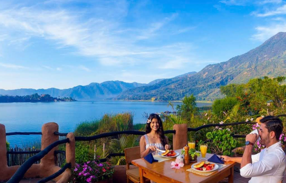 Vista del lago y volcanes desde Santiago Atitlán